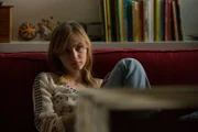 Nellie (Carla Hüttermann) ist es nicht möglich, mit ihrer Mutter über ihr damaliges traumatisches Erlebnis zu sprechen.