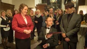 Der stark übergewichtige Franzose ist in Wismar aufgefallen. Am Abend vor seinem Tod hat im Rathaus eine Ehrung zugunsten des Mäzens Friedemann Romberg stattgefunden. Dort ist der Dicke ausgerechnet mit Hauptkommissar Jan Reuter zusammengestoßen (v.l.n.r. vorne: Susanna Sandvoss, Michael Schenk, Christian Wagner).