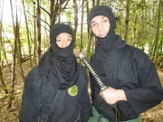 Eric wird Ninjamoderator: Eric Mayer (r.) und Trainer Keiji Nakadai in Ninja Tarnkleidung.