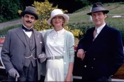 v.li.: Hercules Poirot (David Suchet), Theresa (Kate Buffery), Hastings (Hugh Fraser).