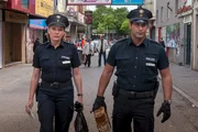 Claudia (Janette Rauch, l.) und Tarik (Serhat Cokgezen, r.) haben in der Bar Beweisstücke gesichert, um den Anschlag auf den Barmann aufzuklären.