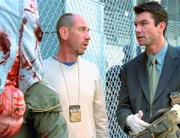 Woody (Jerry O'Connell, r.) vermutet, dass das Opfer in ein Mordkomplott verwickelt war. Doch Dr. Macy (Miguel Ferrer) ist anderer Ansicht. Die Verwendung des sendungsbezogenen Materials ist nur mit dem Hinweis und Verlinkung auf TVNOW gestattet.