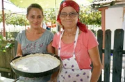 Mirabella (li.) und Elena Migit (re.) haben eine Tarte mit Rübenblättern und Schafskäse vorbereitet. Jetzt ab damit in den Ofen!