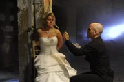 Gerrit (Lars Löllmannn, r.) lässt Anna (Jeanette Biedermann, l.) glauben, dass von Jonas keine Hilfe zu erwarten ist ...