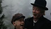 Michel (Jan Ohlsson) und sein Vater (Allan Edwall) sind auf dem Weg zum Markt.