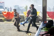 Hana Gibson (Keisha Castle-Hughes, l.); Remy Scott (Dylan McDermott, r.)
