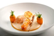 SÜDWESTRUNDFUNK Am Pass - Geschichten aus der Spitzenküche - Tobias Schmitt "Köstlich, akkurat und stets ein Genuss" lautet das Credo des Mainzer Sternerestaurant Favorite. Dahinter steckt Küchenchef Tobias Schmitt, der eine leichte, moderne Küche auf hohem Niveau etabliert hat.