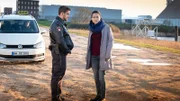 Kris (Marc Barthel) kümmert sich um Clara (Henriette Richter-Röhl), die versucht, die jüngsten Ereignisse in ihrem Leben zu sortieren.