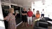 Oma Margret hat einiges an der Yacht Indigo Star auszusetzen. Laut ihr mufft es auf der Yacht. Außerdem benötigt Robert für das neue Haus in Saint-Tropez Palmen und Olivenbäume. Die sind in Spanien günstiger.