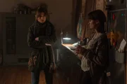 Lucy Elbe (Josephin Busch, l.) sucht bei Nora Wegener (Lilly Menke, r.) nach einer Verbindung zwischen ihrem Vater und dem verschwundenen Briefträger Gregor Schmidt.