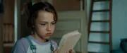 Ella (Cécile Enthoven) hält das alte Notizbuch von Felix' Mutter in der Hand.
