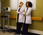 Amelia (Caterina Scorsone, l.) und Maggie (Kelly McCreary, r.) erleben einen ganz besonderen Moment, als eine Frau, die für tot erklärt wurde, wieder zum Leben erwacht ...