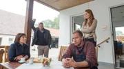 Während es den Künstler Michael in die Welt zog, ist Mechaniker Thorsten beim Vater im heimischen Wismar geblieben. Und doch war es Michael, der in der finanziellen Gunst des Vaters stand. Hat das Thorstens Zorn provoziert? (hinten v.l.n.r.: Dominic Boeer, Katja Lechthaler, vorne v.l.n.r.: Claudia Schmutzler, Matthias Komm).