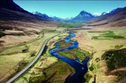 Wie kam es, dass einst Menschen Island besiedelten – die kalte, ferne Insel, die unaufhörlich vom Wind gepeitscht wird und auf der teils furchterregende Naturgewalten zu spüren sind?