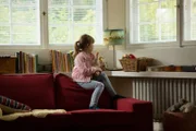 Ronja (Lotte Shirin Keiling) beobachtet neugierig Katinkas Kollegen Tom im Streitgespräch mit seiner Tochter im Garten der Praxis.