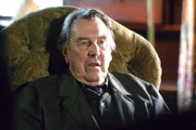 Der todkranke Professor Edward Le Plessiter (John Wood) könnte in diesem Fall eine wichtige Aussage machen. Zuvor aber möchte er eine Bedingung erfüllt sehen.