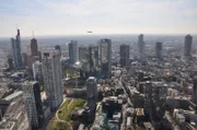 Überall auf der Welt arbeiten Metropolen eifrig an einer unverwechselbaren Skyline. Nicht nur New York, Sydney und London lassen sich an ihrer Silhouette sofort identifizieren, auch Frankfurt trägt dank seiner Westend-Wolkenkratzer den Beinamen ¿Mainhatten¿.   Honorarfrei - nur für diese Sendung bei Nennung ZDF und Katharina Rau