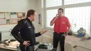 Der Überfall ereignete sich auf einem Supermarkt-Parkplatz. Kurz zuvor hatte Filialleiter Toni Lehmann (Ole Eisfeld, r.) den Geldkoffer mit 150 000 Euro an Sven Keller übergeben. Ist ihm dabei etwas Verdächtiges aufgefallen?, fragt sich Kai Timmermann (Mathias Junge, l.).
