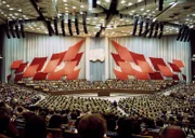 Beim Parteitag der Staatspartei SED 1976 inszeniert sich die DDR als starkes Land – doch geheime Meinungsumfragen zeigen der Führung, dass viele das ganz anders sehen.