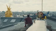 Flora (Suzy Bemba, l.) hat während der Proben neue Freunde kennengelernt. Valentin (Adrien Dewitte, r.) und Aurore (Hortense De Gromard, M.) nehmen Flora mit, um den besten Ausblick in Paris zu genießen.