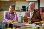 Paula (Maike Ju?ttendonk) und Walter (Henning Krautmacher) sind mit den selbsternannten Lehrern komplett überfordert.
