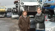 Der Schrottplatz wird durchsucht, denn die Kommissare sind einem gut gehüteten Geheimnis auf die Schliche gekommen. Kilian Klein war vor 20 Jahren wegen Mordes angeklagt und frei gesprochen worden. Susanne Klein ist geschockt: Wie konnte ihr Mann ihr seine Vergangenheit verschweigen? (Claudia Schmutzler, Juliane Niemann).