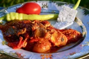Piperki, ein Paprika-Ragout mit Tomaten und Frischkäse, verfeinert mit Wachteleiern - eine Spezialität aus Ost-Rumänien und ein traditionelles Gericht der Aromunen