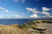 Die Kurische Nehrung ist eine 98 km lange Halbinseln an der Nordküste des Samlands. Die nördlichen 52 km gehören zu Litauen, die 46 südlichen km zu Russland