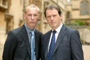 Kriminalinspektor Robert Lewis (Kevin Whately, r.) und sein junger Kollege Sergeant James Hathaway (Laurence Fox).