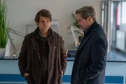 Briefträger Gregor Schmidt (Lars Rudolph, l.) erkennt in Lucy Elbes Vater Jochen Nowak (Matthias Matschke, r.) eine verwandte Seele.