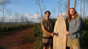 Adrian Kuschke und Dan Treloar mit einem Agavenboard auf der Agaven-Farm in Kenia, wo die Pflanzen f&uuml;r die Boards geerntet werden.