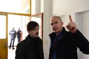 Der Verdächtige (Franz Dinda, l.) täuscht den ahnungslosen Zangel (Christoph Süß, r.) und entkommt aus dem Präsidium.