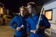 Cindy (Nora Koppen) und Max (Jan Krauter) sind nicht begeistert von ihrem nächtlichen Besucher in ihrem Labor.