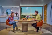 Nina (Lavinia Wilson) ist mit ihrem Kita-Gründungsratgeber und Bestseller "Andere Eltern" bei Volle Kanne-Moderator Florian Weiss zum Frühstücksfernsehen eingeladen.