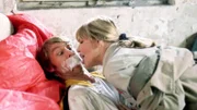 Jeanette (Christine Schuberth) will endlich ihren verdienten Sex-Lohn von dem Fallschirmspringer Paul (Matthias Rott).