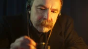 Aller Anfang war schwer: Rundfunkexperte Jörg-Uwe Fischer versucht, mit einem der ersten Radioempfänger einen Sender zu finden.