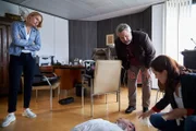 Am Tatort informiert Pathologin Mai (Sina Wilke, r.) die Kommissare Winter (Vanessa Eckart, l.) und Stadler (Dieter Fischer, M.) über erste Erkenntnisse zum Tathergang.