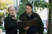 Dr. Robert Kolmaar (Ulrich Mühe, l.) und Kommissar Hoffer (Jörg Gudzuhn, r.) studieren erfreut die Weinkarte des Feinschmeckerlokals.