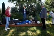 Pathologin Mai (Sina Wilke, M.) informiert die Kommissare Winter (Vanessa Eckart, l.) und Stadler (Dieter Fischer, r.) über die Todesursache: Der Fitnesstrainer Julian Safranski (Komparse) wurde vergiftet.