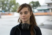 Hanna (Ella Lee) hat sich entschieden, dass sie mehr Zeit mit ihrem Vater verbringen möchte, der sich vor längerer Zeit von ihrer Mutter getrennt hat.