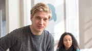 Marika hatte Einzelstunden bei dem Deutschlehrer Chris, dem Mädchenschwarm der Sprachschule. Ausgerechnet der Chris, in den Anneke frisch verliebt ist. Auch gestern Abend sollte eigentlich eine Einzelstunde stattfinden. Ist Marika deshalb nicht nach Rostock gefahren? Und ist es wirklich nur um Deutschunterricht gegangen? (Anton Rubtsov).