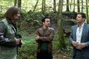 André Strasser (Roland von Kummant, l.), Vorsitzender des Rosenheimer Ornithologenvereins, teilt den Kommissaren Kaya (Baran Hêvî, M.) und Hansen (Igor Jeftić, r.) mit, dass es sich bei dem Opfer um den Hobby-Ornithologen Jens Weiler handelt.