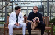 Dr. Kai Hoffmann (Julian Weigend, re.) macht sich große Vorwürfe. Maria Webers Unfall ist nur passiert, weil er und Martin Stein aneinander geraten sind. Dr. Philipp Brentano (Thomas Koch, li.) versucht, ihm mit tröstenden Worten beizustehen.