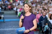 Es ist ein Highlight der Sommer-Open-Airs mit beliebten Melodien aus Filmmusik, Klassik, Musical und Oper. Das NRW Sommerkonzert findet 2025 vor der spektakulären Kulisse des Luftschiffhangar am Flughafengelände Essen/Mülheim statt. Besucher- und Zuschauer/innen dürfen sich deshalb auf eine ganz besondere musikalische Auswahl freuen: mit Hits rund ums Thema "Fliegen" - vom virtuosen Hummelflug bis zu "Fly Me to the Moon". WDR-Moderatorin Anna Planken führt durch den Abend. (Archivfoto: Anna Planken moderiert  NRW Sommerkonzert 2023).
