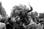 Lech Wałęsa wird während eines Streiks in der Lenin-Werft in Danzig, Polen, im August 1980 von seinen Genossen aus der Gewerkschaft „Solidarität“ auf den Schultern getragen.