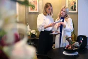 Patrizia (Miriam Lahnstein, r.) glaubt, den Preis dank Ute so gut wie gewonnen zu haben. Links Stella (Bettine Langehein, l.)