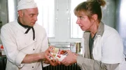 Leo (Joey Zimmermann, li.) und Ilse (Christiane Reiff) streiten sich um die Dose - das Verfalldatum ist abgelaufen.