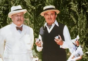 Meisterdetektiv Hercule Poirot (Peter Ustinov, l.) unterhält sich mit dem Broadway-Produzenten Odell Gardener (James Mason, r.). Er scheint als einziger von den Hotelgästen kein Alibi für den Zeitpunkt zu haben, an dem Arlena Marshall ermordet wurde.