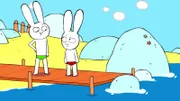 Leon (l.) glaubt nicht, dass Simon (r.) sich traut, vom Steg ins Wasser zu springen. Diese Behauptung will Simon nicht auf sich sitzen lassen.