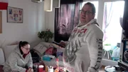 aik und Janett fühlen sich in ihrer Wohnung seit einem Einbruch nicht mehr sicher. Deshalb installiert Maik eine Überwachungskamera.
